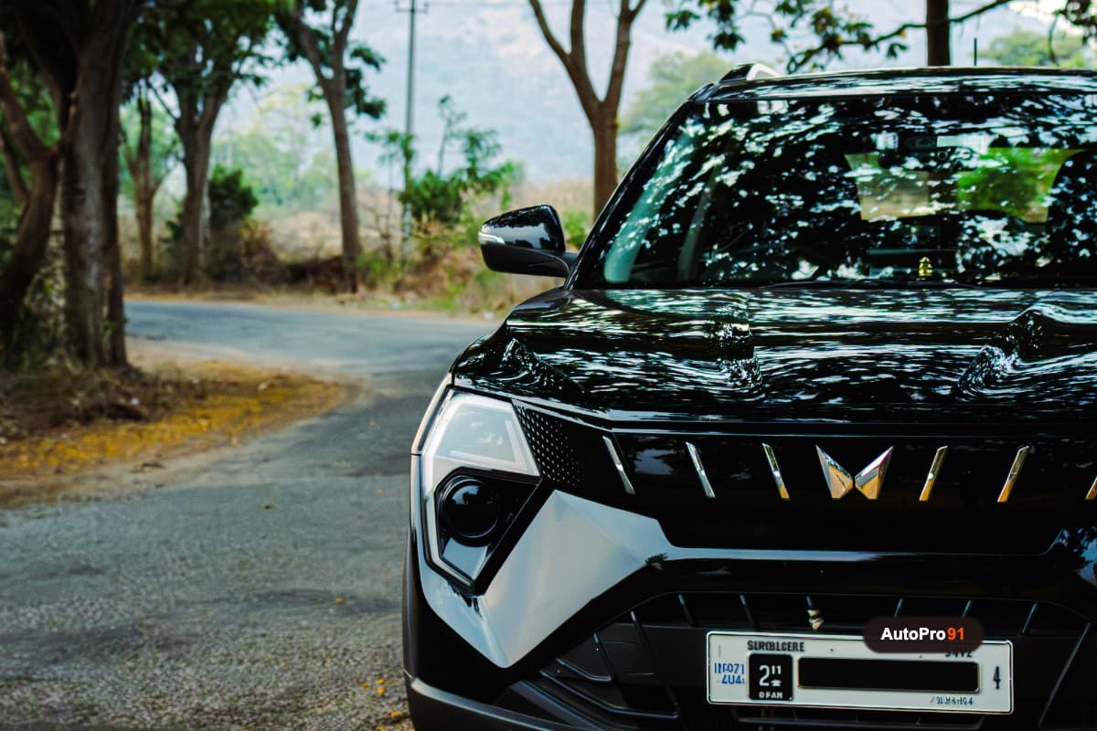 Mahindra XUV300 W8